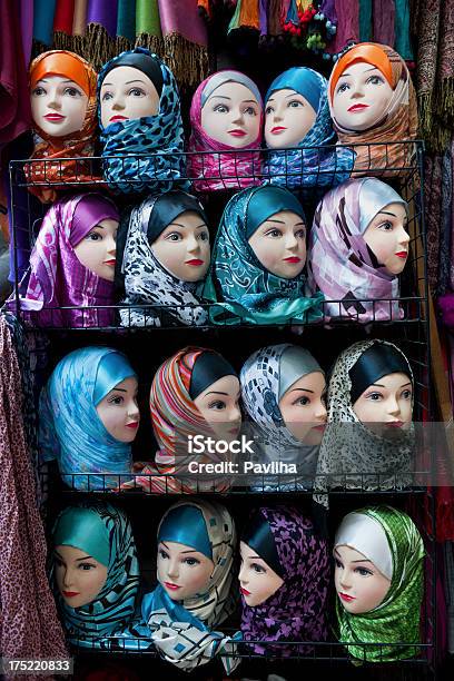 Hijabs Per La Vendita Nella Medina Marocco Fes Africa - Fotografie stock e altre immagini di Donne