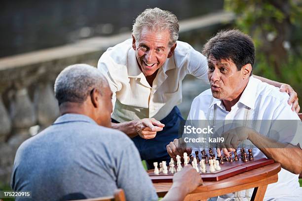 男性がチェスの公園 - チェスのストックフォトや画像を多数ご用意 - チェス, プレーする, シニア世代