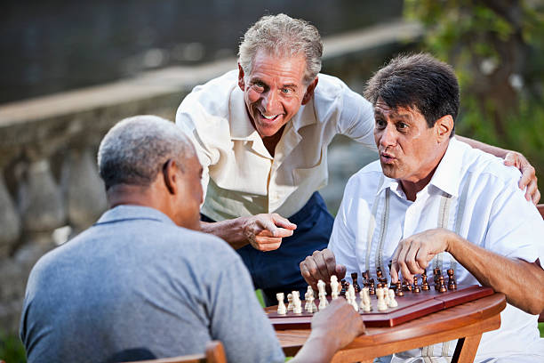 мужчины играют в шахматы в парке - sc0569 стоковые фото и изображения