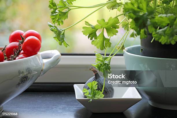 Foto de Cozinha Da Janela e mais fotos de stock de Vaso de flor - Vaso de flor, Alimentação Saudável, Comida e bebida