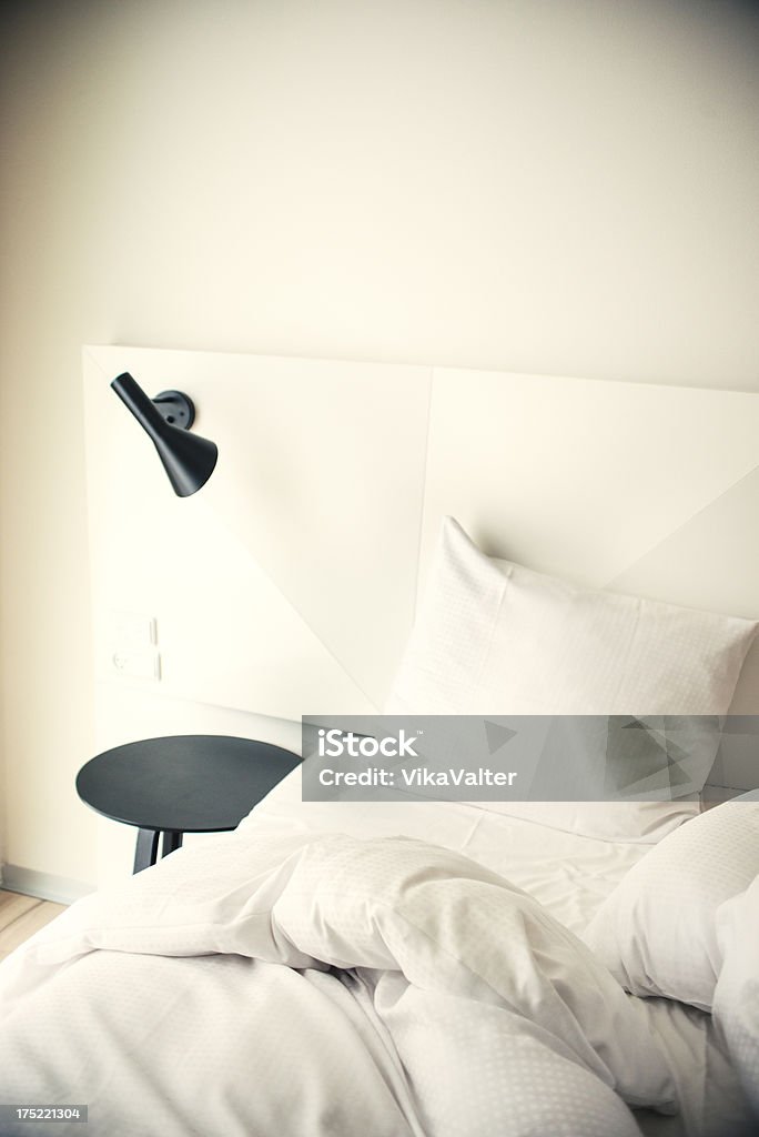 Cama de hotel - Foto de stock de Acogedor libre de derechos