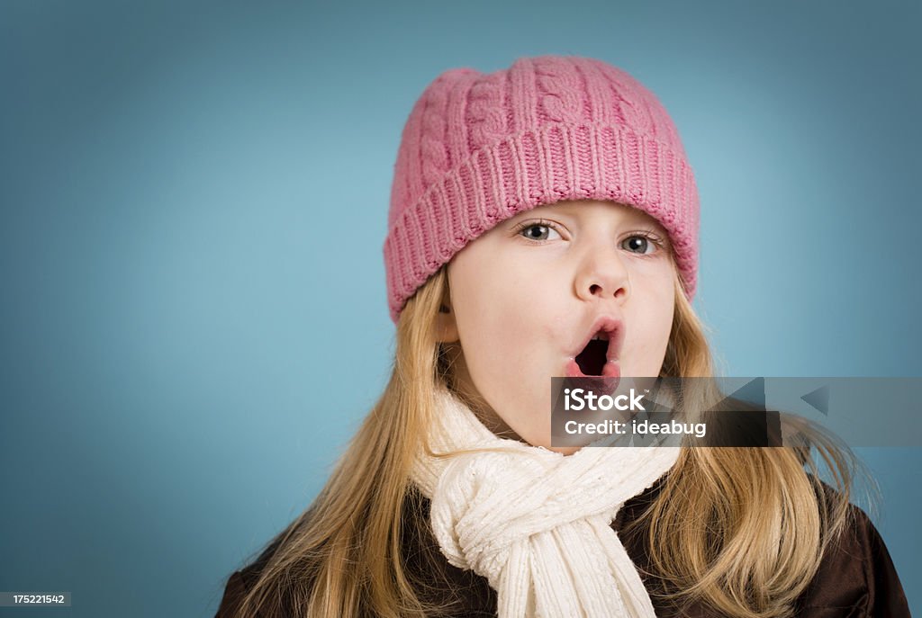 Piccolo, dai capelli biondi Donna facendo faccia divertente a pelo - Foto stock royalty-free di 4-5 anni