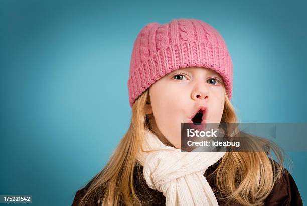 Piccolo Dai Capelli Biondi Donna Facendo Faccia Divertente A Pelo - Fotografie stock e altre immagini di 4-5 anni