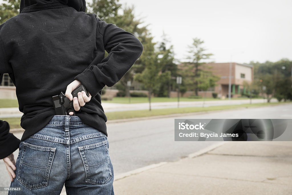 Aluno com uma arma na escola - Royalty-free Edifício escolar Foto de stock