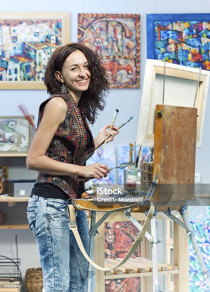 Sorridente Artista Pintura em seu estúdio - Royalty-free Adulto Foto de stock