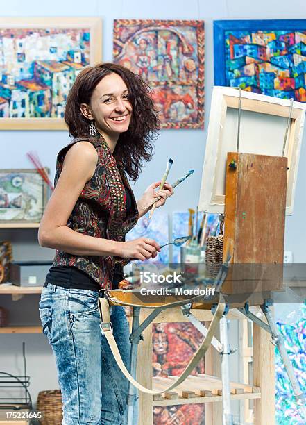 Sorridente Artista Pintura Em Seu Estúdio - Fotografias de stock e mais imagens de Adulto - Adulto, Arte, Arte e Artesanato - Arte visual