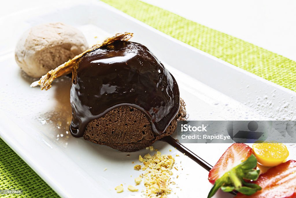 Sophistiquée et de délicieux desserts du restaurant superbement conçue fondant au chocolat - Photo de Dessert libre de droits