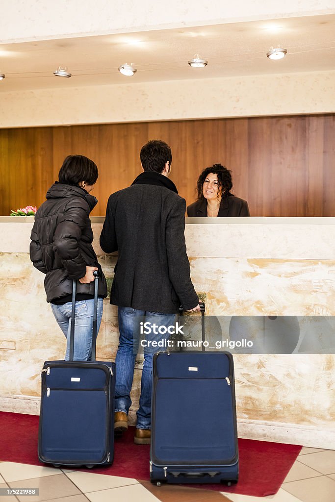 Employé de la réception amical aider les clients de l'hôtel - Photo de Adulte libre de droits