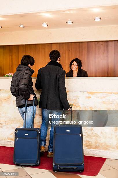 Photo libre de droit de Employé De La Réception Amical Aider Les Clients De Lhôtel banque d'images et plus d'images libres de droit de Adulte