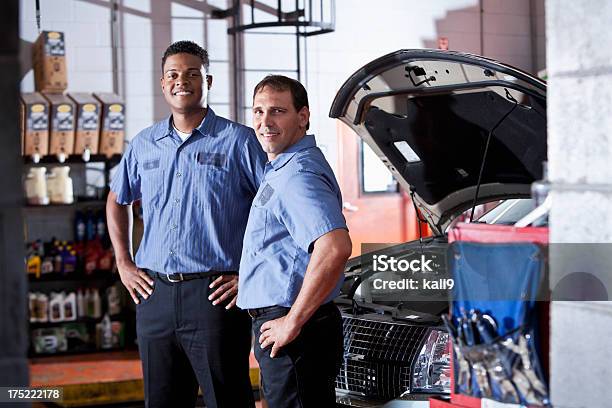 Auto Mecánica En El Garaje Foto de stock y más banco de imágenes de 30-39 años - 30-39 años, 40-49 años, Adulto