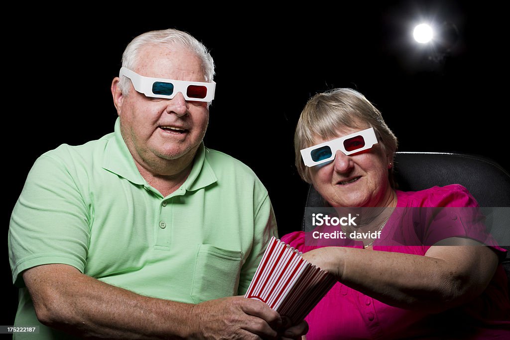 Пожилая пара, едят попкорн на 3D фильм - Стоковые фото 60-69 лет роялти-фри