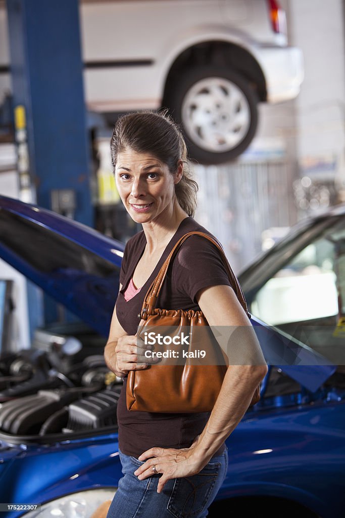 Female client dans le Garage automobile - Photo de 40-44 ans libre de droits