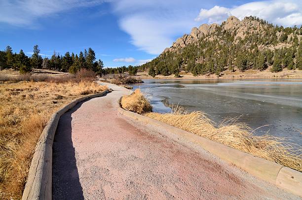 lily lake, der rocky mountains, colorado - cold lake frozen estes park stock-fotos und bilder