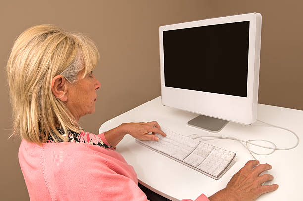 mujer con el ordenador de sobremesa - hqlypse fotografías e imágenes de stock