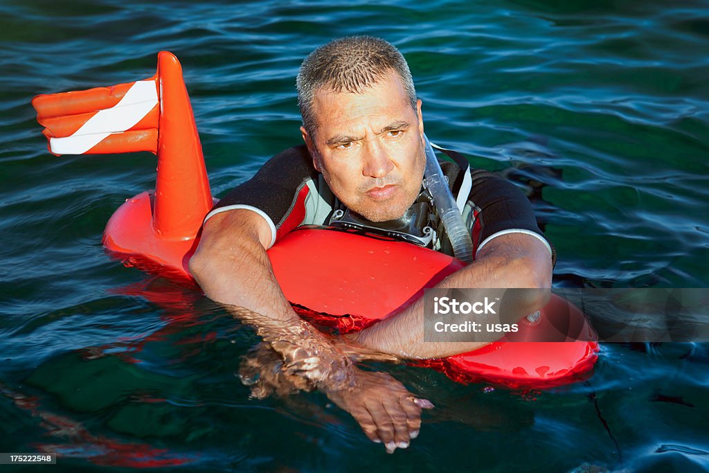 Zdenerwowany mężczyzna czeka Assitance w wodzie - Zbiór zdjęć royalty-free (Dojrzali mężczyźni)