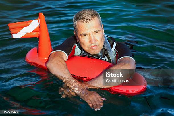 Zdenerwowany Mężczyzna Czeka Assitance W Wodzie - zdjęcia stockowe i więcej obrazów Dojrzali mężczyźni - Dojrzali mężczyźni, Morze, Poważny