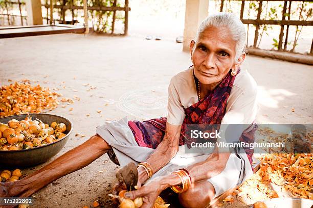 Senior Mujer India Asiática En Campo Descamación Betel Tuerca Foto de stock y más banco de imágenes de 70-79 años