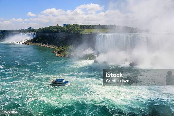 Cataratas Do Niágara Com Barco De Turismo - Fotografias de stock e mais imagens de Barco de Passeio Maid Of The Mist - Barco de Passeio Maid Of The Mist, Ao Ar Livre, Azul