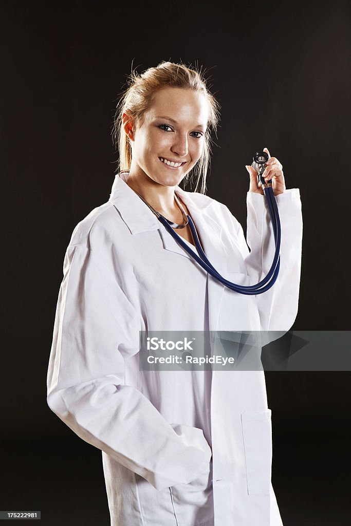 Bonita Loira médico segurando o estetoscópio e sorrir - Royalty-free Adulto Foto de stock