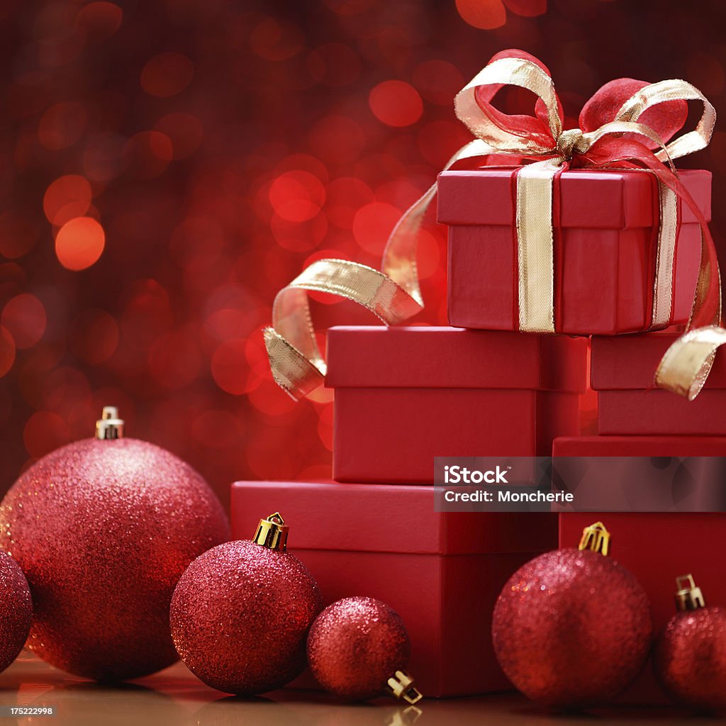 Bolas vermelhas de Natal e caixas de presente - Foto de stock de Artigo de decoração royalty-free