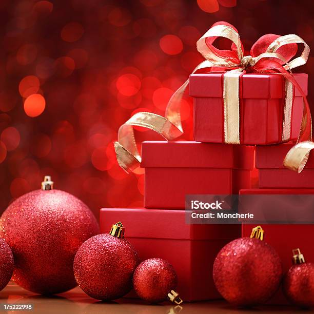 Foto de Bolas Vermelhas De Natal E Caixas De Presente e mais fotos de stock de Artigo de decoração - Artigo de decoração, Bola de Árvore de Natal, Caixa - Recipiente