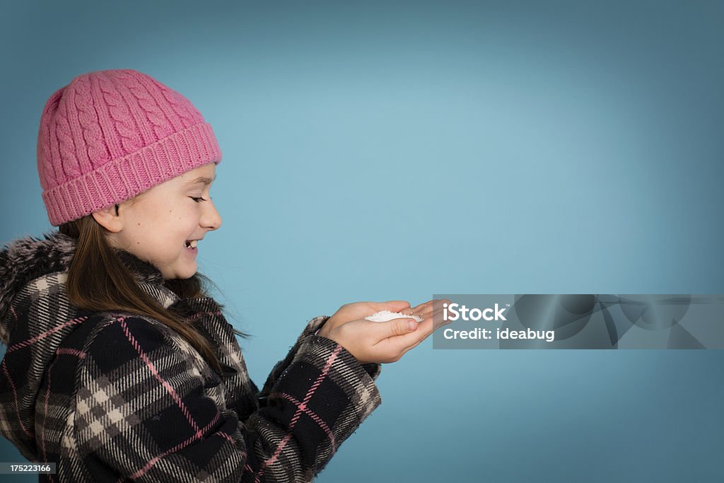 Rapariga feliz segurando mão cheia de neve com espaço para texto - Royalty-free 8-9 Anos Foto de stock