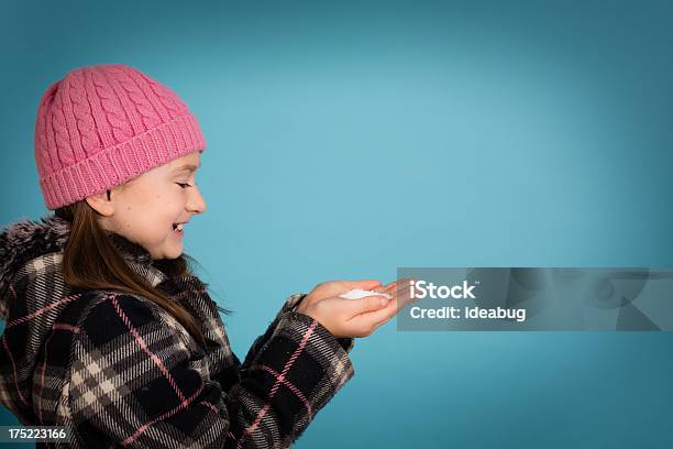 Rapariga Feliz Segurando Mão Cheia De Neve Com Espaço Para Texto - Fotografias de stock e mais imagens de 8-9 Anos