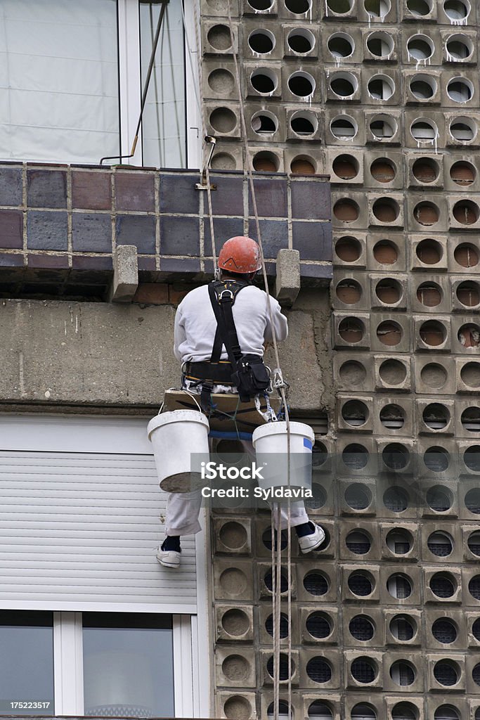 Человек на работе - Стоковые фото Внешний вид здания роялти-фри