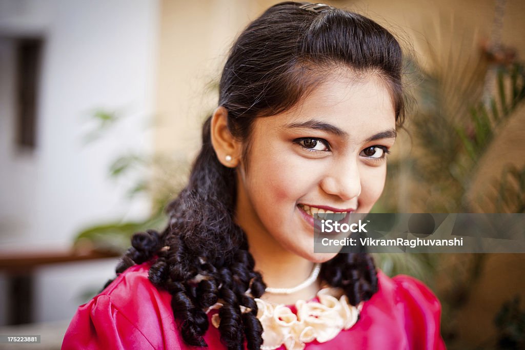 Schöne indische Teenager-Mädchen im roten Kleid - Lizenzfrei Indien Stock-Foto