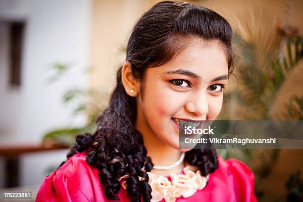 Schöne Indische Teenagermädchen Im Roten Kleid Stockfoto und mehr Bilder von Indien - Indien, Indische Kultur, Indischer Abstammung