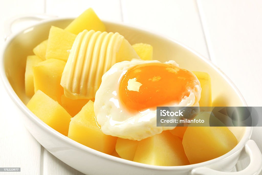 Hervido papas, huevos fritos - Foto de stock de Acurrucado libre de derechos
