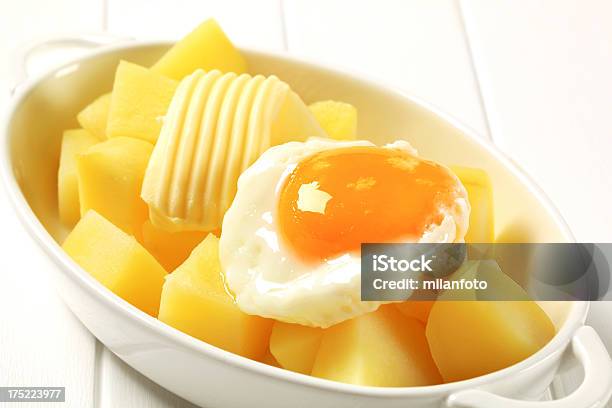 Hervido Papas Huevos Fritos Foto de stock y más banco de imágenes de Acurrucado - Acurrucado, Alimento, Blanco - Color