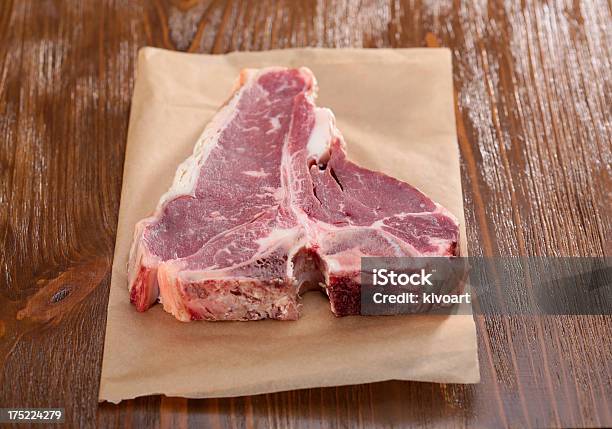 T ボーンステーキシーフード肉 - フィレミニヨンのストックフォトや画像を多数ご用意 - フィレミニヨン, ニューヨークストリップステーキ, 生