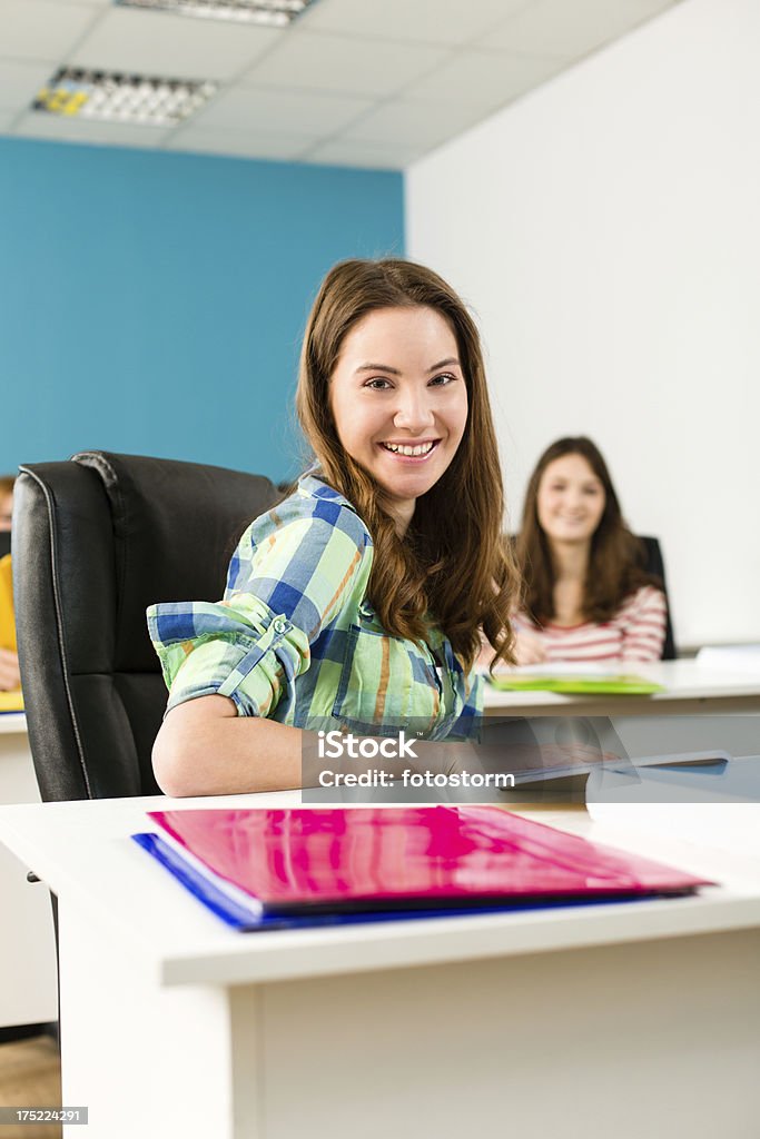 Ritratto di sorridente studente adolescente - Foto stock royalty-free di Adolescente