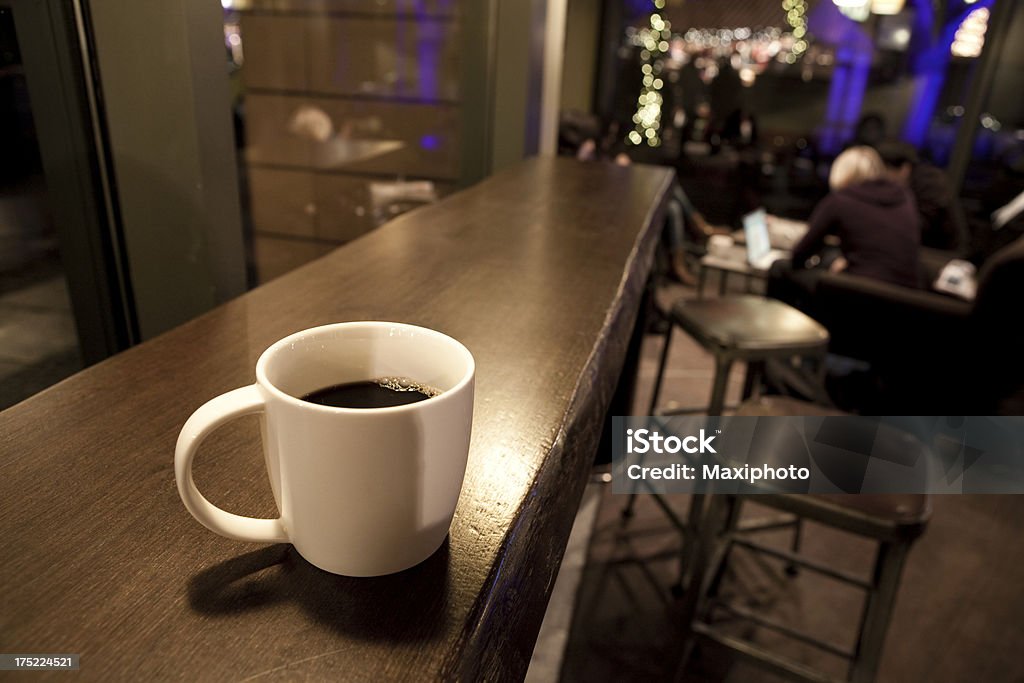 Xícara de café em uma cafeteria - Foto de stock de Balcão de bar royalty-free