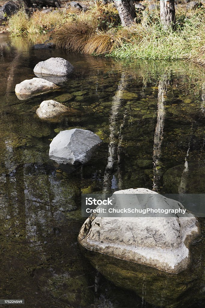 Reflets dans une rive avec Rocks - Photo de Activité de loisirs libre de droits