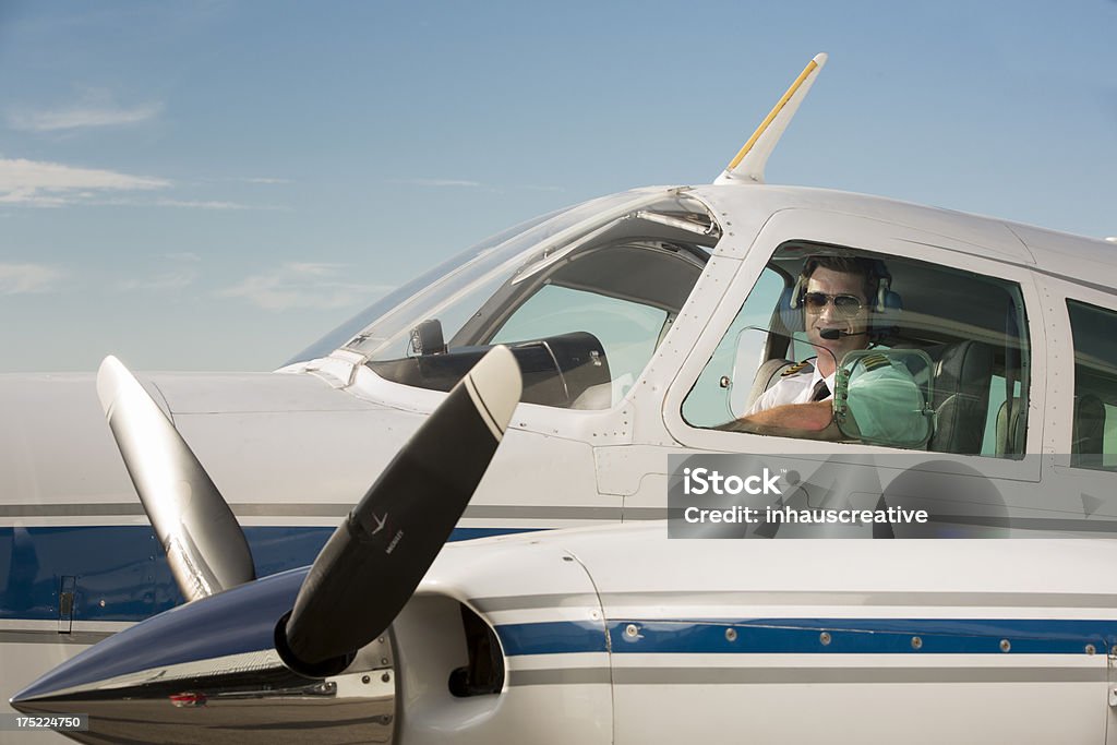 Corporate Jet pilot flying privaten Flugzeug - Lizenzfrei Flugzeug steuern Stock-Foto