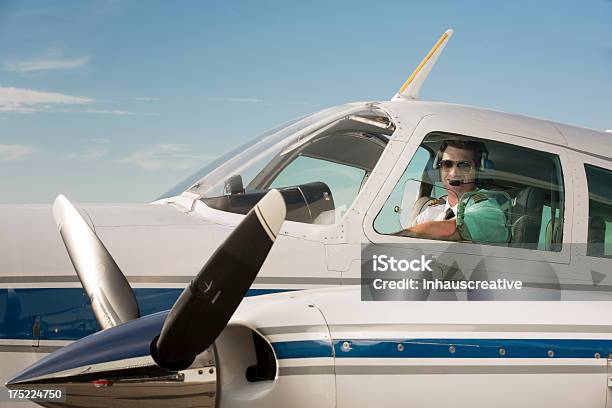 Corporate Jet Pilot Flying Privaten Flugzeug Stockfoto und mehr Bilder von Flugzeug steuern - Flugzeug steuern, Pilot, 30-34 Jahre