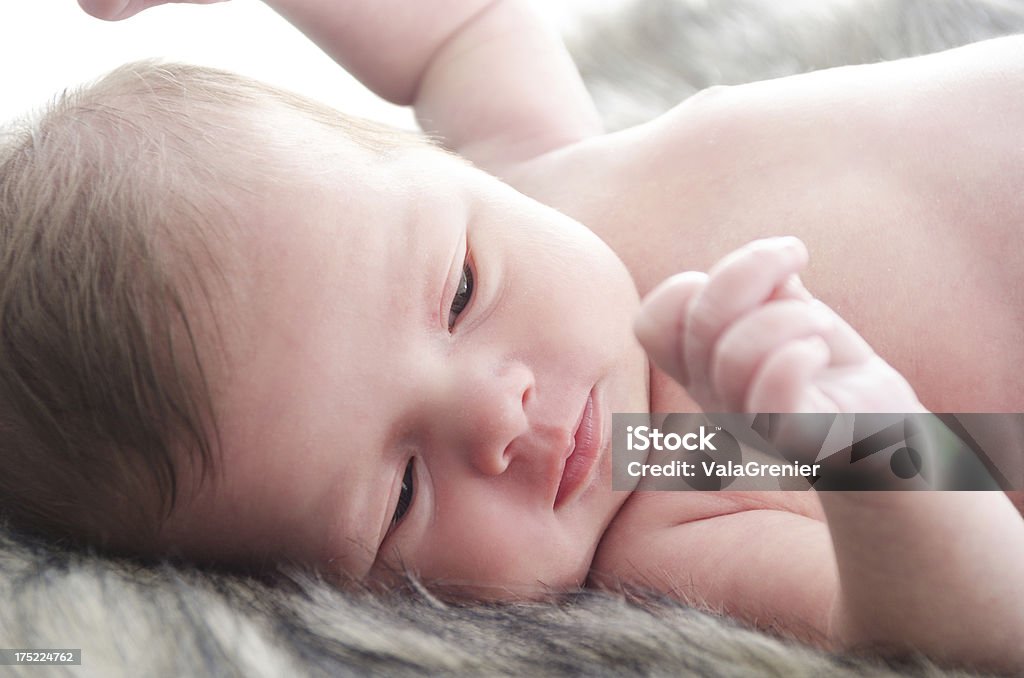 Nacido en primer plano de niña mirando a su disposición. - Foto de stock de 0-1 mes libre de derechos