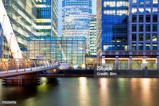 Do Anoitecer Vista De Canary Wharf E Outros Edifícios Torre De Londres - Fotografias de stock e mais imagens de Bens imóveis