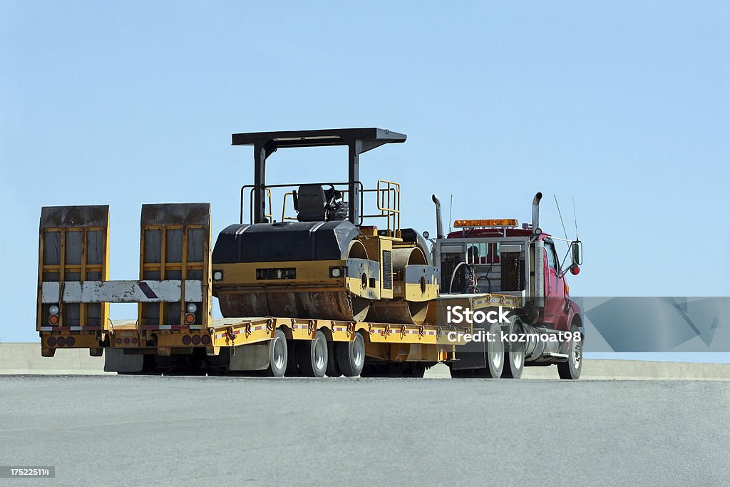 Transportant un Rouleau compresseur - Photo de De grande taille libre de droits