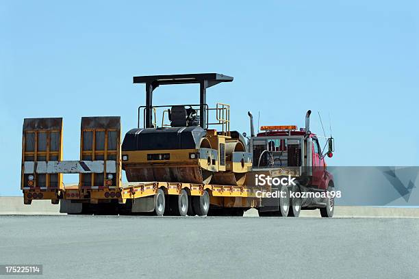 Photo libre de droit de Transportant Un Rouleau Compresseur banque d'images et plus d'images libres de droit de De grande taille - De grande taille, Engin de chantier, Espace texte