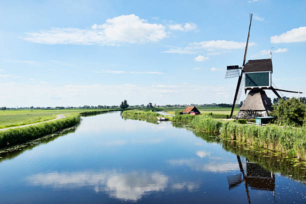 moinho ao canal no alblasserwaard - alblasserwaard imagens e fotografias de stock