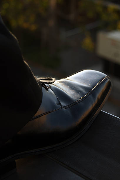 zapato en el borde - suicide skyscraper anxiety at the edge of fotografías e imágenes de stock