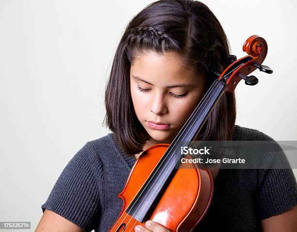 Junges Mädchen Spielt Violine Stockfoto und mehr Bilder von Aufführung - Aufführung, Darstellender Künstler, Ein Mädchen allein
