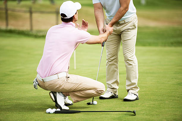 golf pro mengajar pegolf pria - golf olahraga potret stok, foto, & gambar bebas royalti