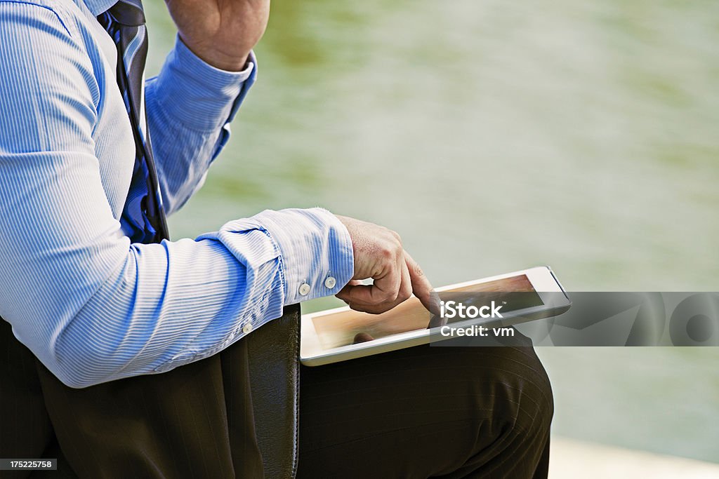 Hombre de negocios con tableta digital - Foto de stock de Actividad de fin de semana libre de derechos