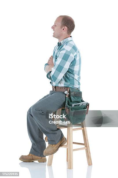 Carpenter Sentado En Una Banqueta Y Sonriendo Foto de stock y más banco de imágenes de 20 a 29 años - 20 a 29 años, Adulto, Adulto joven