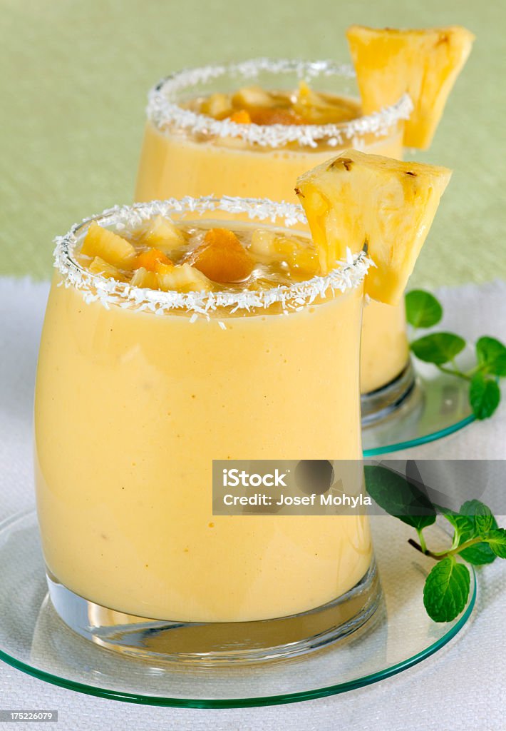 Mango y batido de piña - Foto de stock de Amarillo - Color libre de derechos