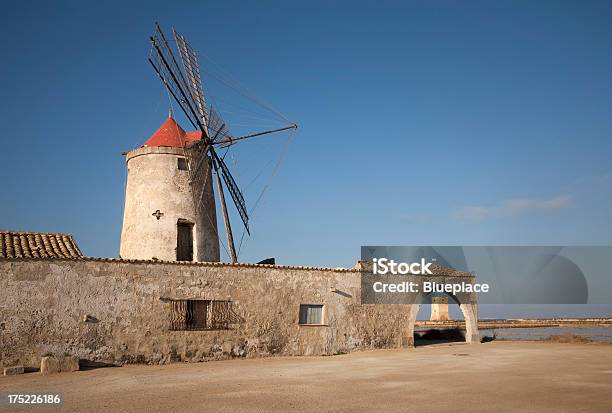 Трапани Расположенного На Острове Сицилия Old Mill И Соль Поле — стоковые фотографии и другие картинки Архитектура